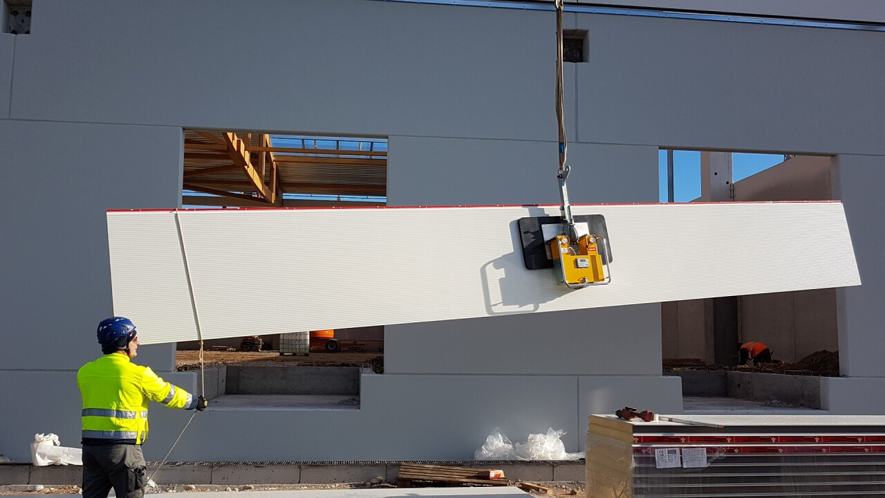 Handling of a long horizontal wall panel with CL-W vacuum lifter