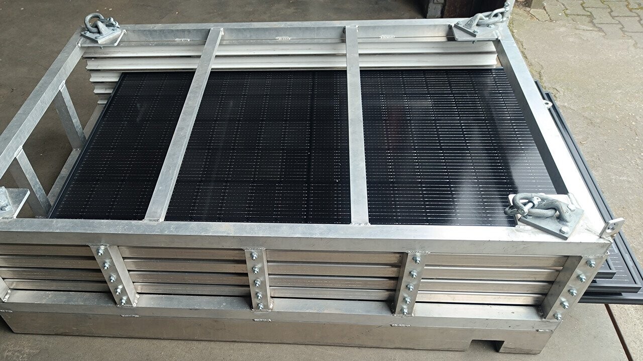 The innovative PV lifter holds 5 PV modules.