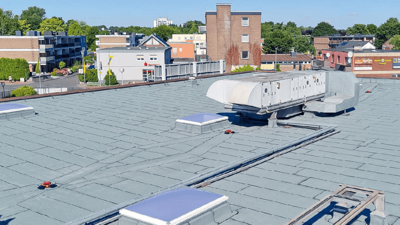 Insgesamt sechs ROOFGUARDs mit FLECK connect wurden auf dem Flachdach mit einer Größe von 2.400 m² verbaut. Auf dem Bild sind drei Stück zu sehen.