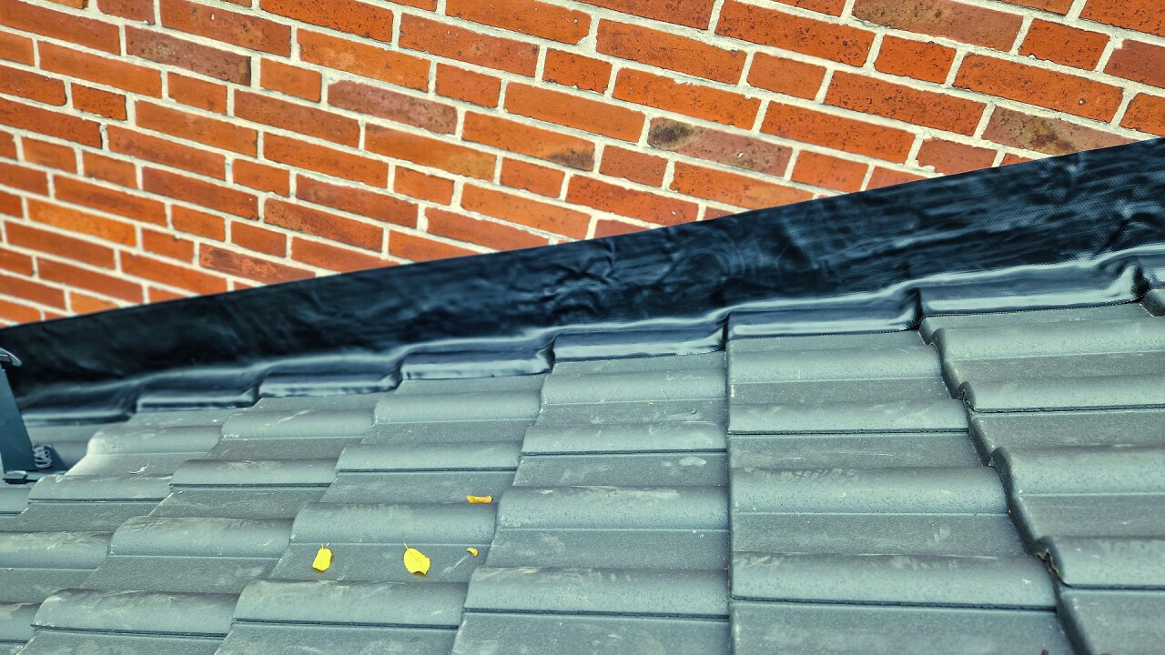 Das Ergebnis kann sich sehen lassen: Der Dach-Wand-Anschluss wurde nahtlos und wetterfest ausgeführt.