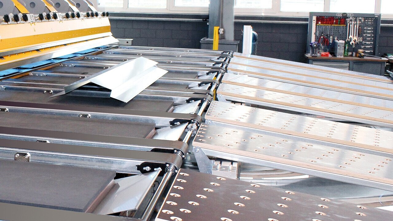 Efficiency gains and a high degree of flexibility are made possible by the automatic sheet metal unloading unit. After folding, the finished sheet metal profiles are automatically picked up from the machine, conveyed to the folded parts buffer and made available for easy removal.