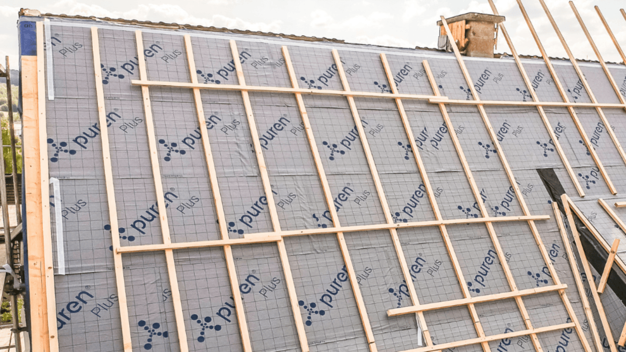 Zweigeschossiger Dachausbau mit puren Wärmeschutz für Einfamilienhaus. Gedämmt wurde die neue Dachfläche mit unserer puren Plus. Das umgebaute Haus bietet nun fast doppelt so viel Wohnfläche.