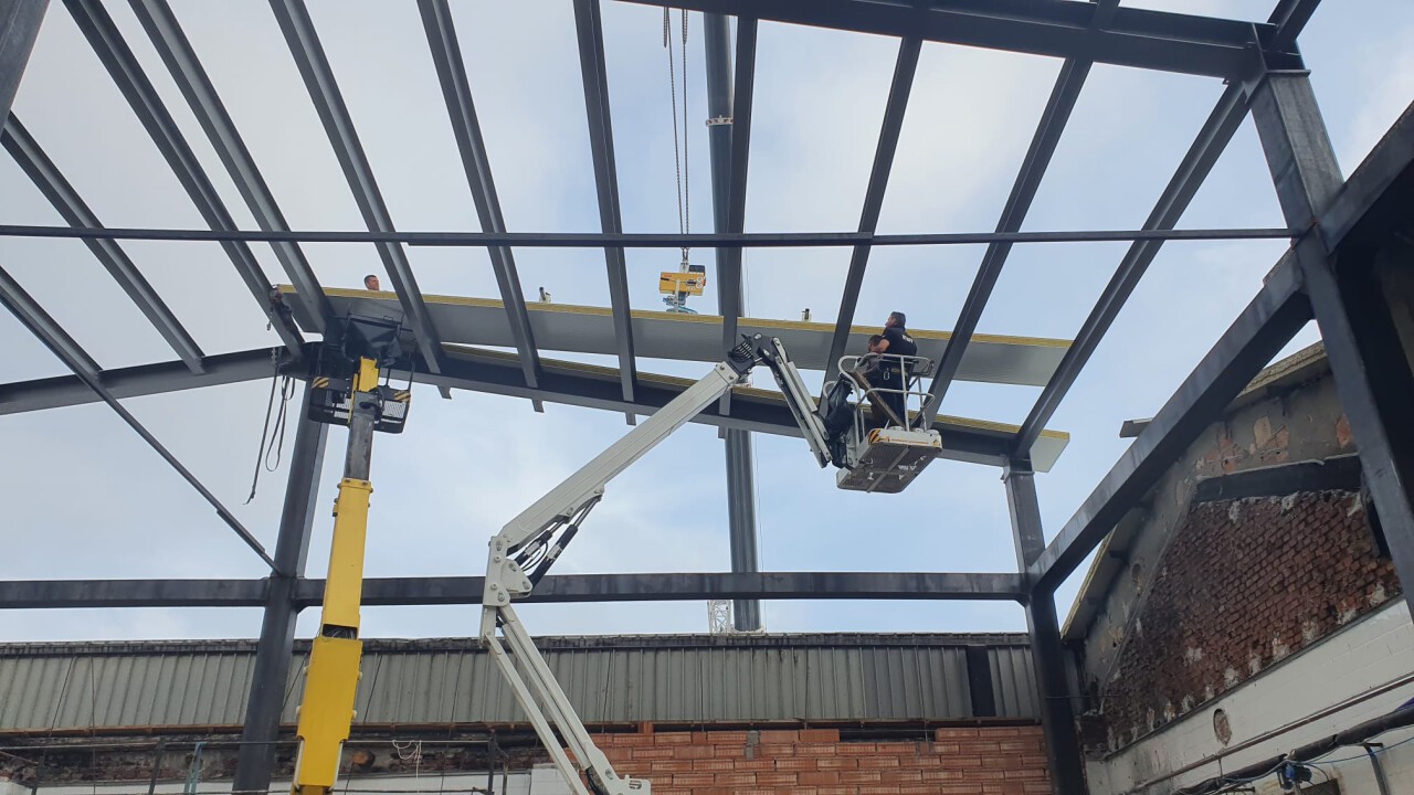 Roof sandwich panels being installed with a cladding vacuum lifter