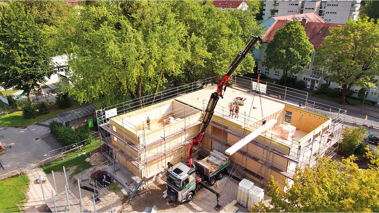 PALFINGER PK 53002 SH lifting a wooden beam