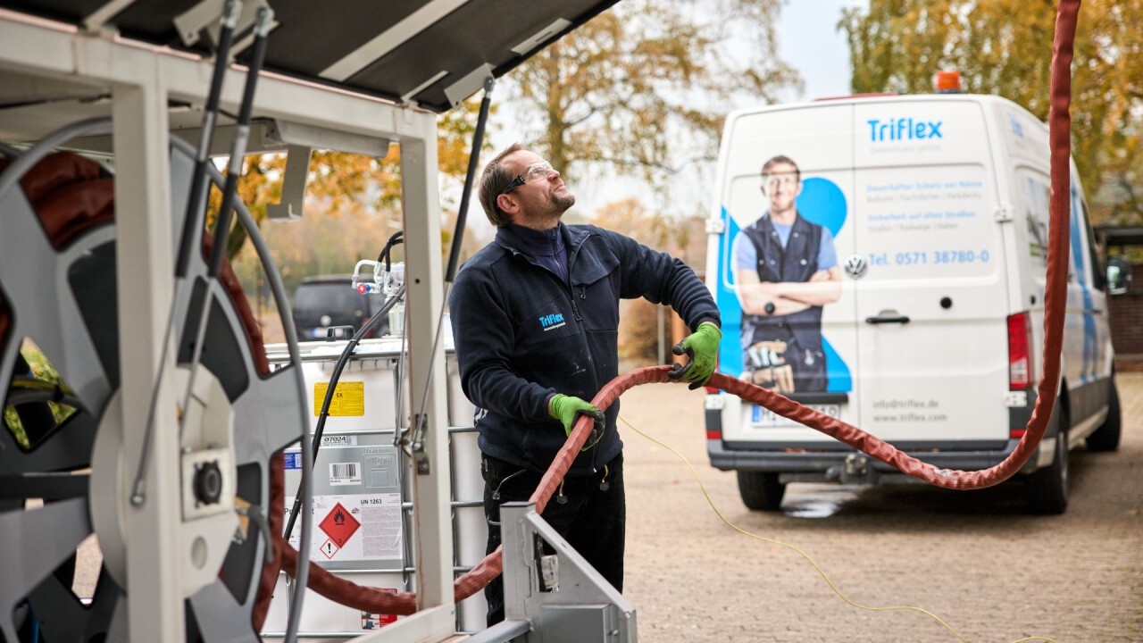 Die Pumpe bewältigt eine Förderhöhe von bis zu 20 Meter, sollte der Anhänger nicht auf dem Dach oder Topdeck selbst platziert werden können. Mit einer Schlauchlänge von insgesamt 60 Meter sind Nutzungsradius und Reichweite großzügig.