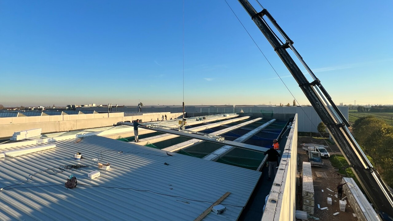 Installation of a roof sandwich panel with CL1 vacuum lifter 