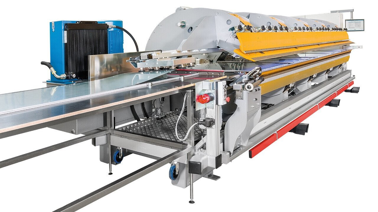 Significantly shorter working hours directly at the machine and high efficiency gains can be achieved thanks to the automatic lateral sheet metal feed unit.