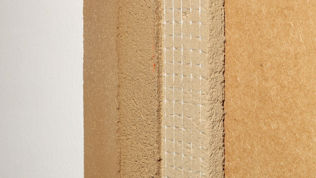 Wall construction with wood fibre isolation, clay panel and clay plaster with paint.