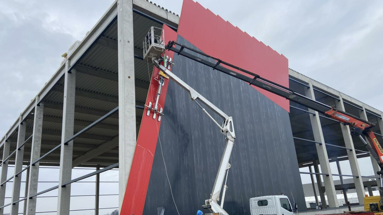 Installation of oblique sandwich panels