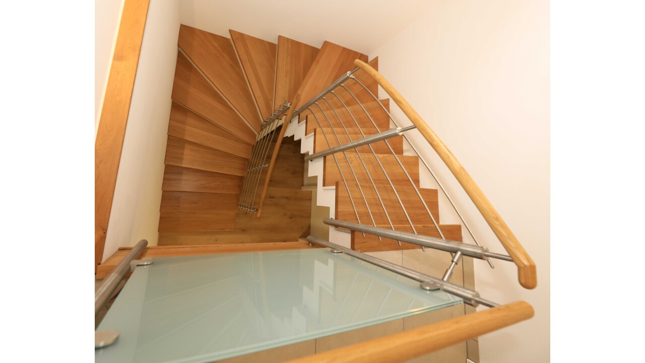 Fertige Brettsperrholz-Treppe: mit Stufen und Geländer von FHS ohne neues Aufmaß!