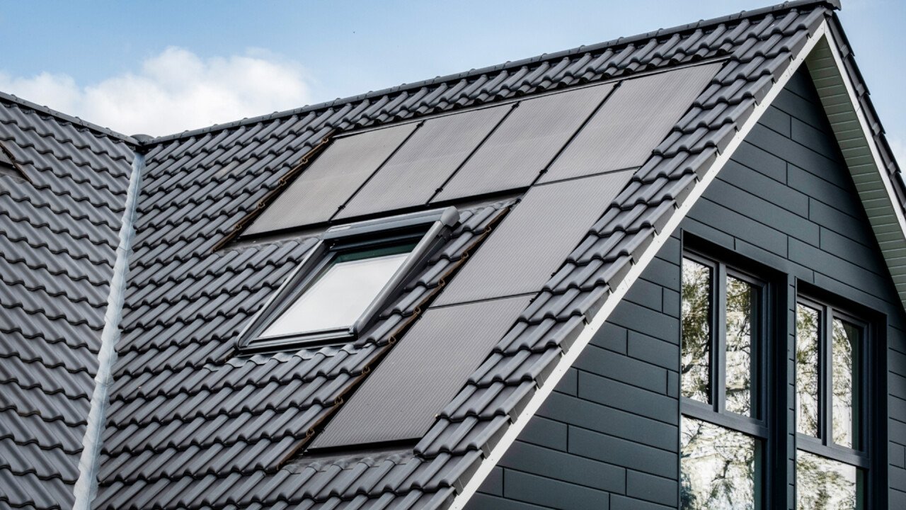 Die CREATON PV VARIO-Anlage ist eine besonders flexible Lösung für komplexe Dächer mit Dachfenstern und Gauben.