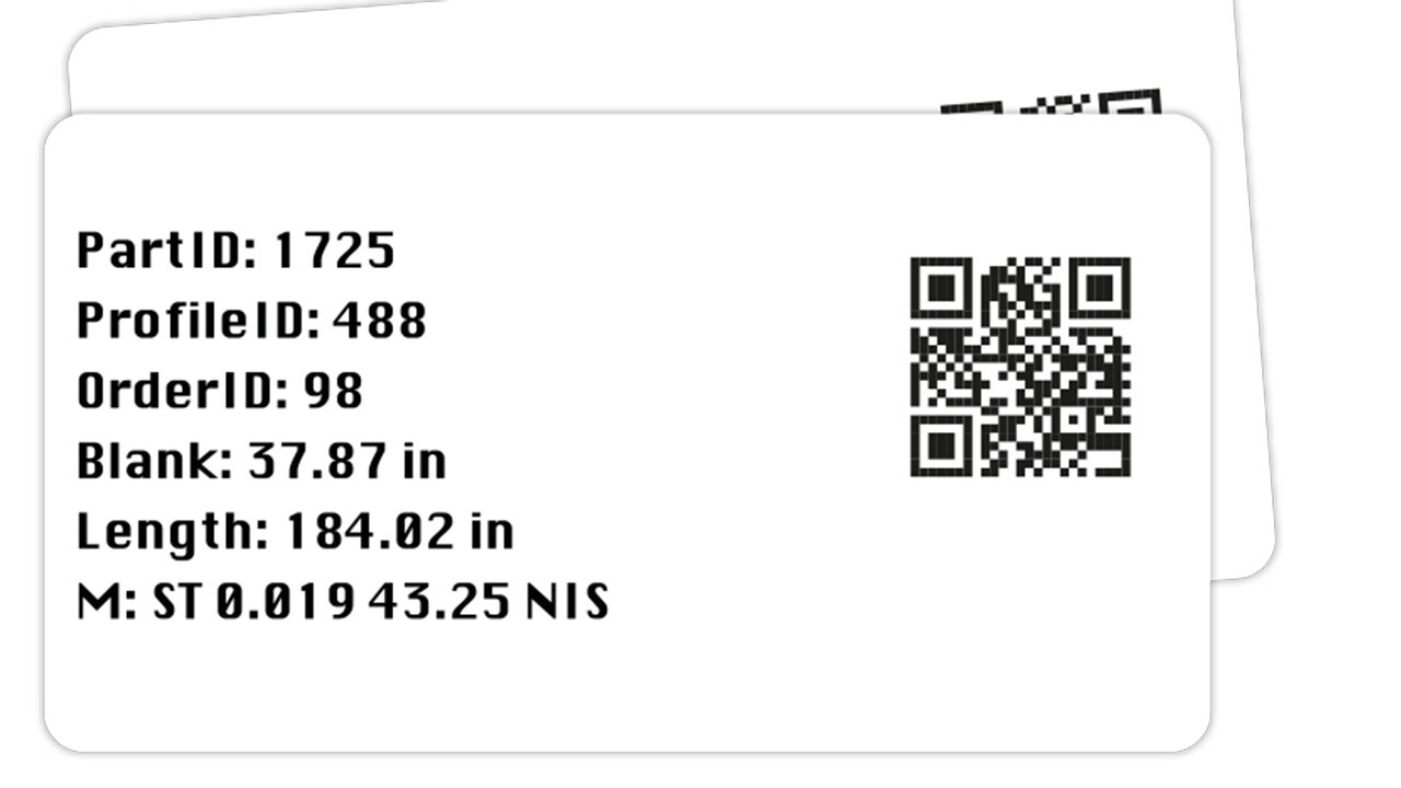 QR-Codes werden durch einen integrierbaren Etikettendrucker auf die fertigen Teile gedruckt. Die QR-Codes enthalten alle Daten für einen vollständig automatisierten Produktionsprozess vom Biegen bis zur Auslieferung.