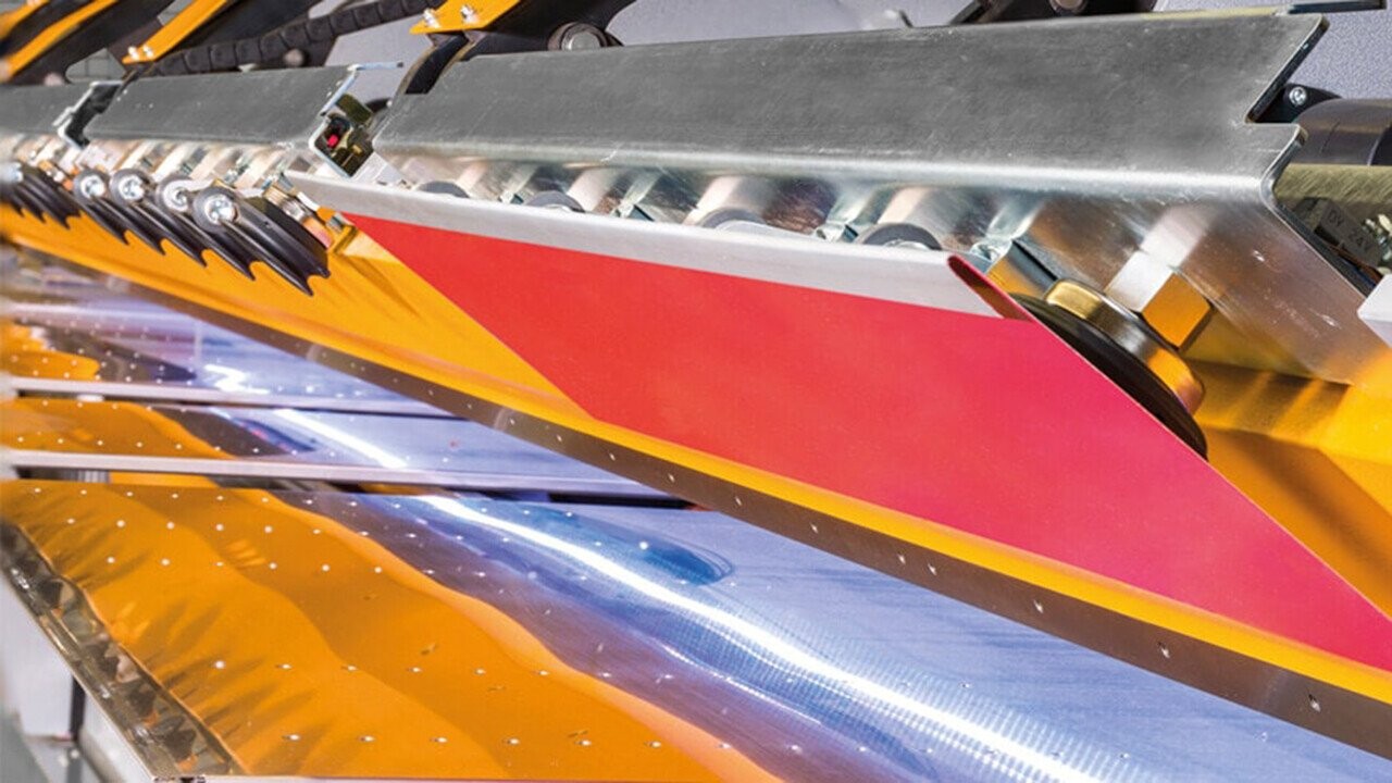 The automatic sheet metal flipping unit ensures a high reduction in sheet metal parts handling and a leaner folding process. After the flipping process, the sheets are placed exactly at the gripper units for the next fold.