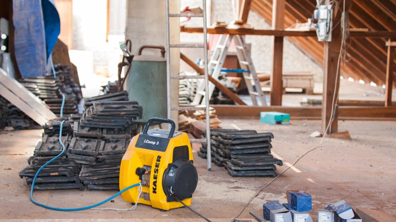 “Compressed air to go” for any construction site: i.Comp – the durable and powerful variable-speed workshop compressor that’s easy to handle.