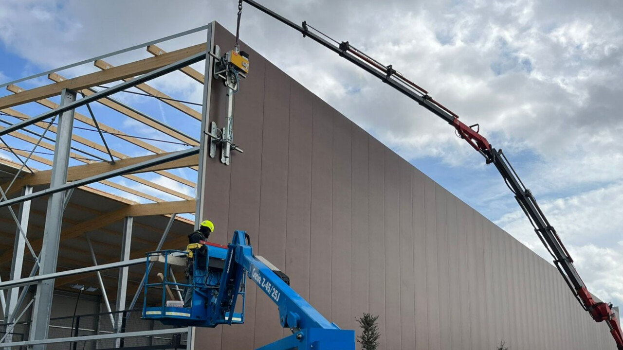 CL1 during vertical sandwich panel installation