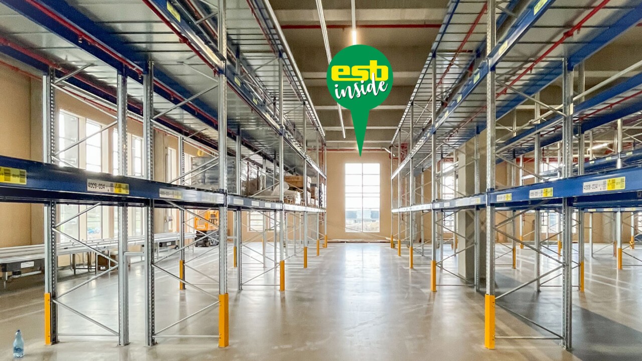 Im Logistikzentrum konnte die elka esb-Platte mit Insgesamt fast 2000 m² als Innenverkleidung verwendet werden.  (Foto: Holzbau Amann)