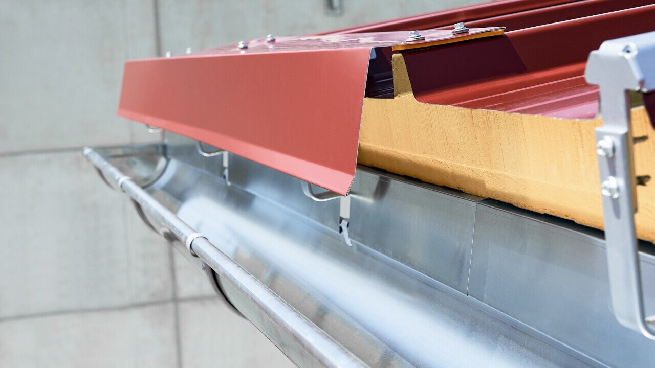 Another trade fair highlight is the Sandwich Panel Gutter Hook. The system is compatible with the most common trapezoidal sandwich profiles. The new Plascoat® coating ensures optimal corrosion protection and weather resistance.