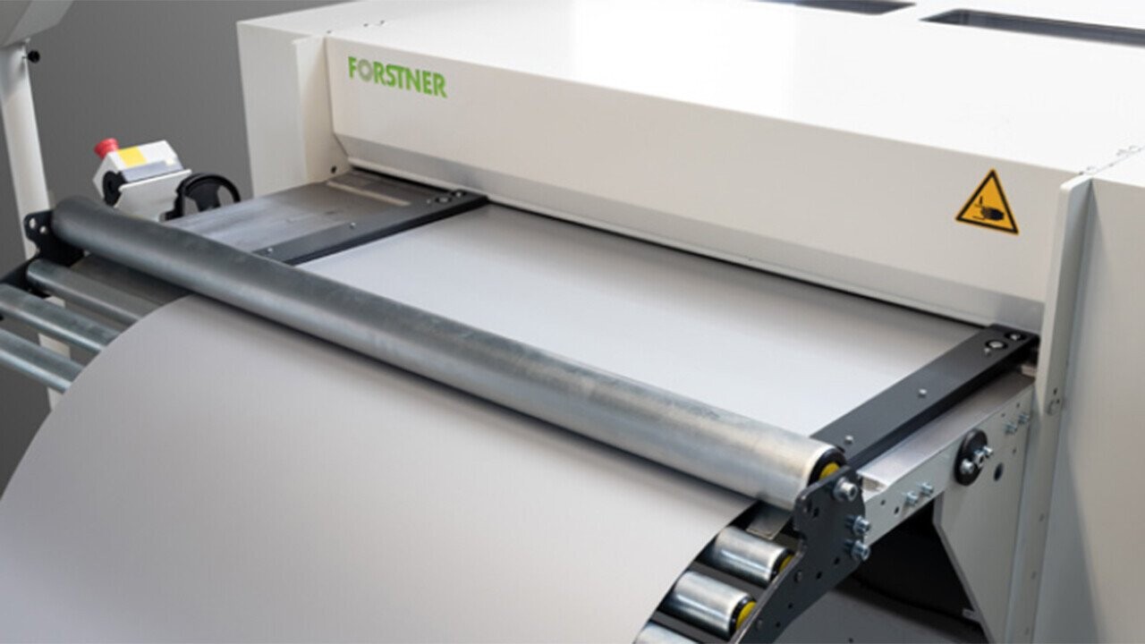With the STRAIGHT extension, the material is fed smoothly, and the integrated straightening (optional) results in completely flat strips without stop marks. With straightened strips, you facilitate the feeding of your folder and secure the quality of your trims and panels.