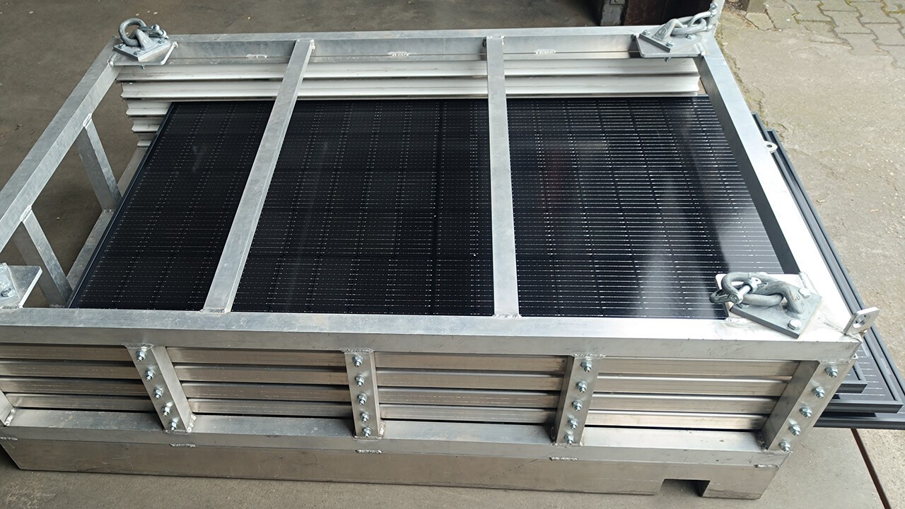 Der innovative PV-Lifter fasst 5 PV-Module.