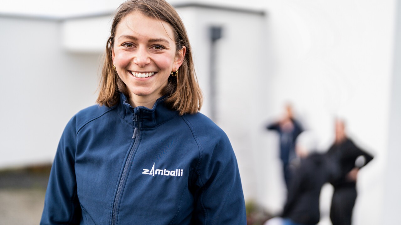 Influencerin Jenni vom Dach am Messestand von Zambelli.