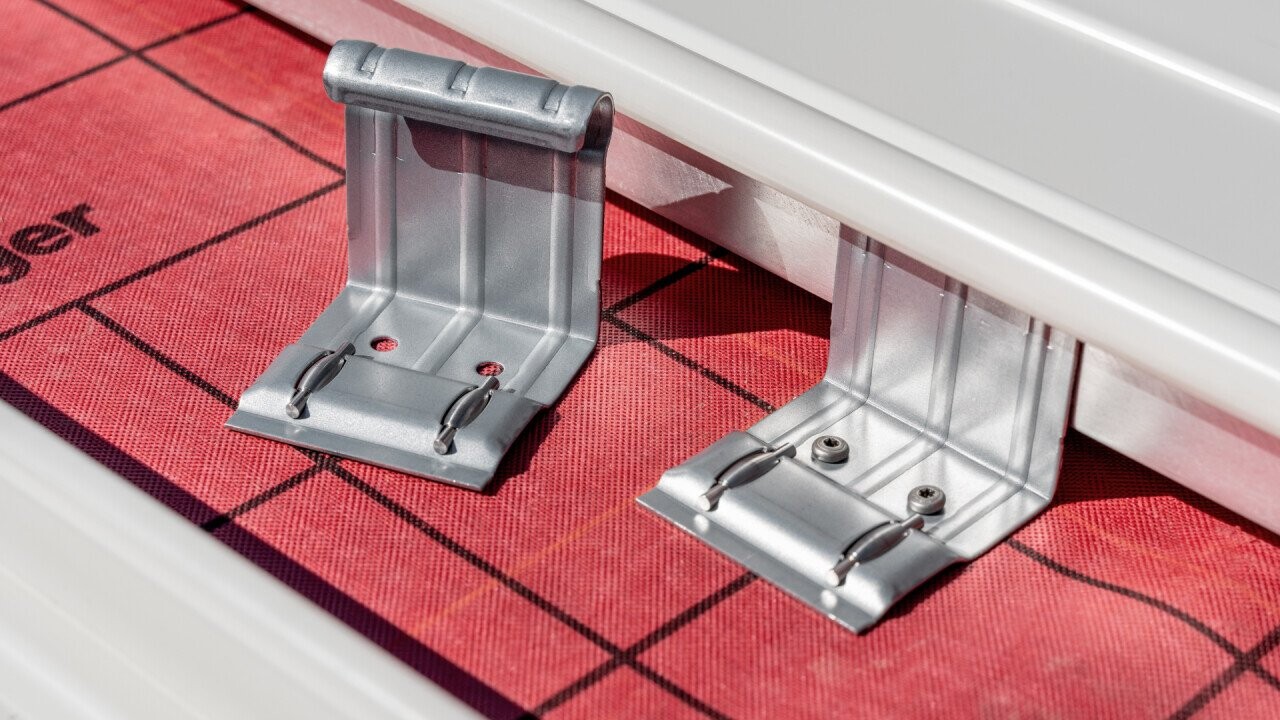 In the building envelope section, visitors can look forward to several innovations and developments. One product innovation is the roller clip. In contrast to the proven sliding clip, this variant includes additional roller bearings to accommodate the expansion movements of the profile panels with minimized friction.