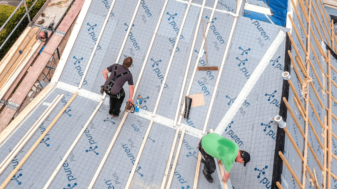 Zweigeschossiger Dachausbau mit puren Wärmeschutz für Einfamilienhaus. Gedämmt wurde die neue Dachfläche mit unserer puren Plus. Das umgebaute Haus bietet nun fast doppelt so viel Wohnfläche.