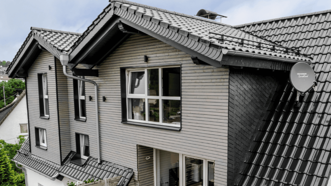 Zweigeschossiger Dachausbau mit puren Wärmeschutz für Einfamilienhaus. Gedämmt wurde die neue Dachfläche mit unserer puren Plus. Das umgebaute Haus bietet nun fast doppelt so viel Wohnfläche.