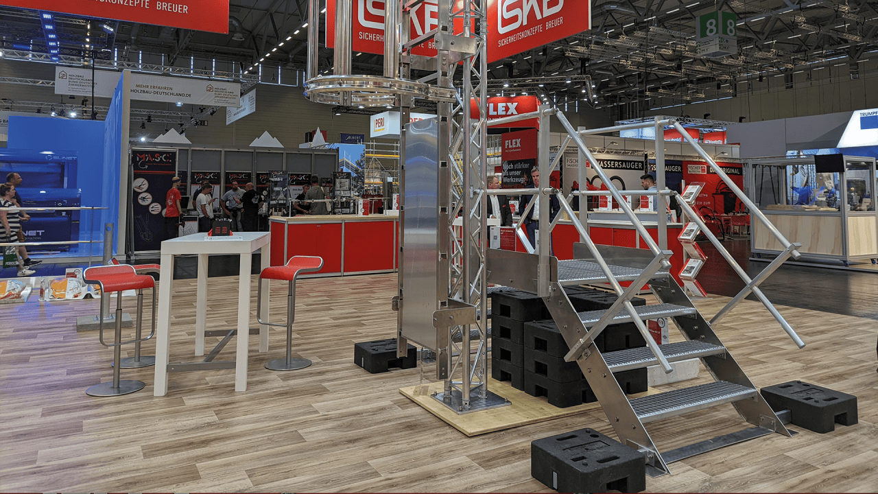 SKB fixed ladder with access protection and SKB roof crossing