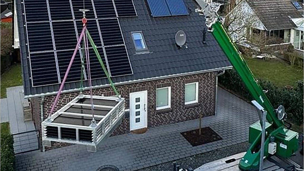 The innovative PV lifter - transport to the roof with the crane.