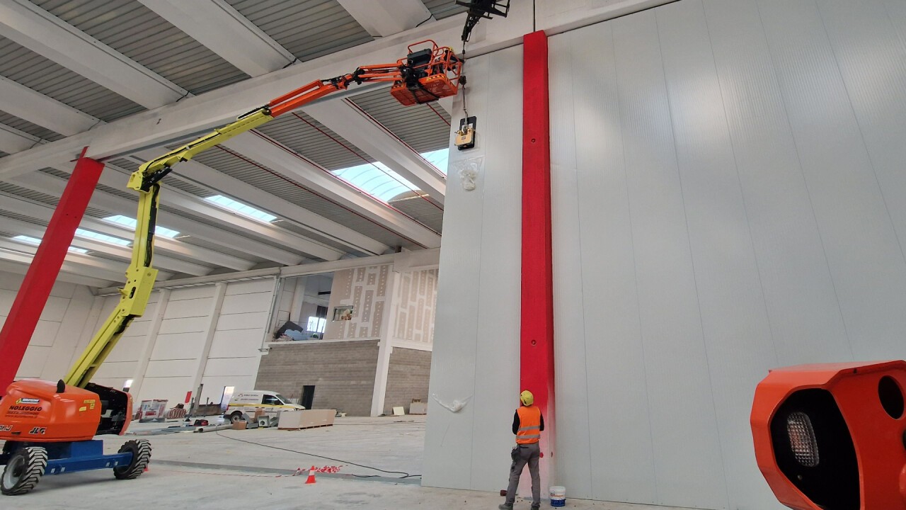 Vertical installation of long wall sandwich panels for the construction of a cold room