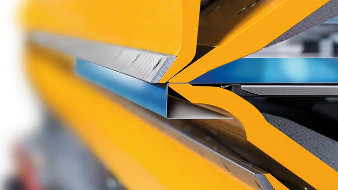 The curved clamping beam tool provides customers more freedom and variety in sheet metal profile production. With the additional folding clearance, profiles with an aspect ratio of e.g. 1:2 (height to depth) can be easily produced.