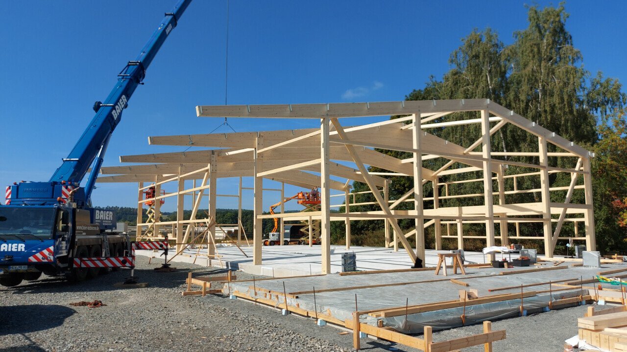 Assembly of the supporting structure of the glulam kit from the Hösl joinery, Trabitz. This corresponds approximately to the SMART hall construction kit. Copyright: Joinery Sebastian Hösl, Trabitz
