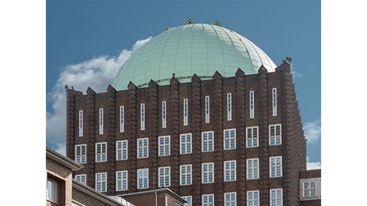 Bildunterschrift Bild 1: „Anzeiger-Hochhaus“ in Hannover mit Nordic Copper Kuppel. Ab März übernimmt VM Building Solutions Deutschland den exklusiven Vertrieb von Nordic Copper Produkten in Deutschland Bildrechte: Aurubis Finland Oy, Fotograf Olaf Rohl