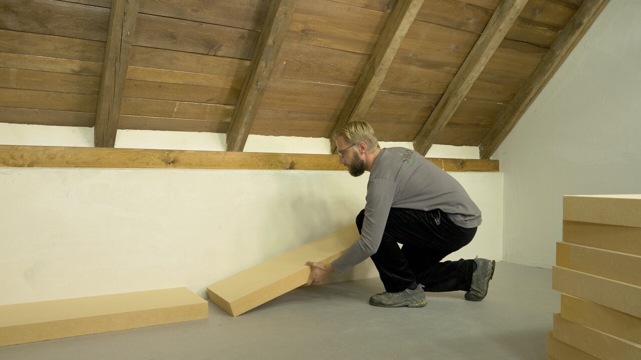 Easy way of saving energy: insulate the top storey ceiling with STEICOtop wood fibre insulation boards and significantly improve the U-value. Image rights: steico.com