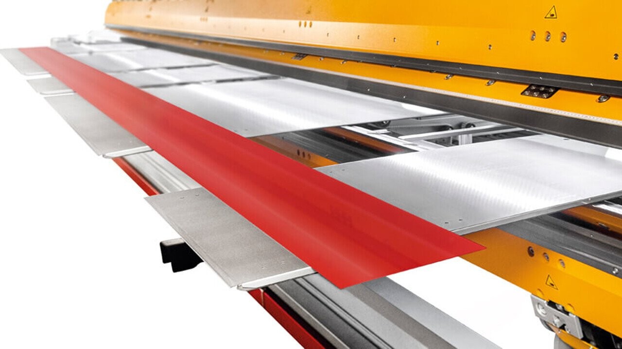 Thanks to the extendable handling table, both very long and multiple sheets can be loaded, bent and removed simultaneously by just one operator. Sheet metal parts handling is simplified and the entire manufacturing process is accelerated.