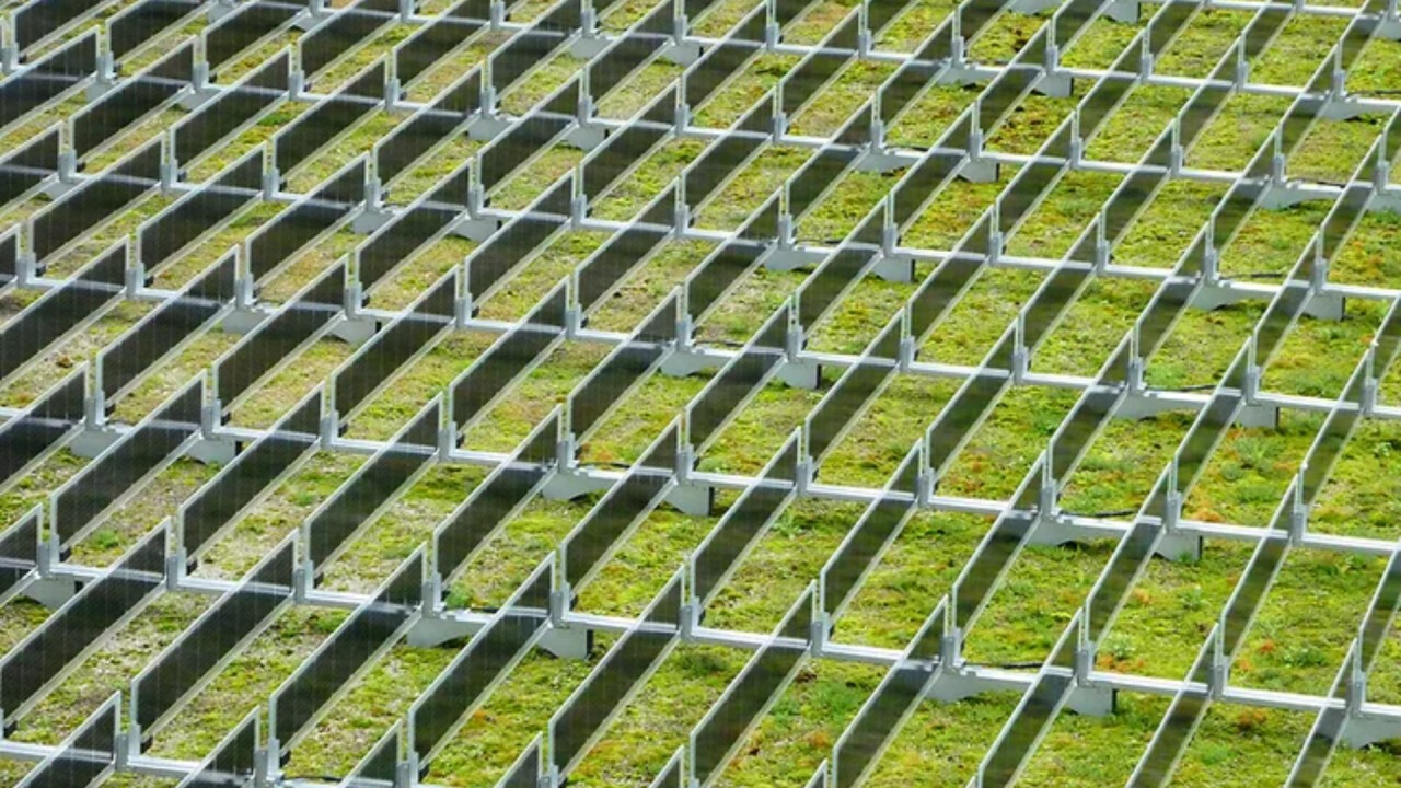 Eine 45-kWp-Solaranlage auf der Løren skole in Oslo, die keinen Ballast benötigt.