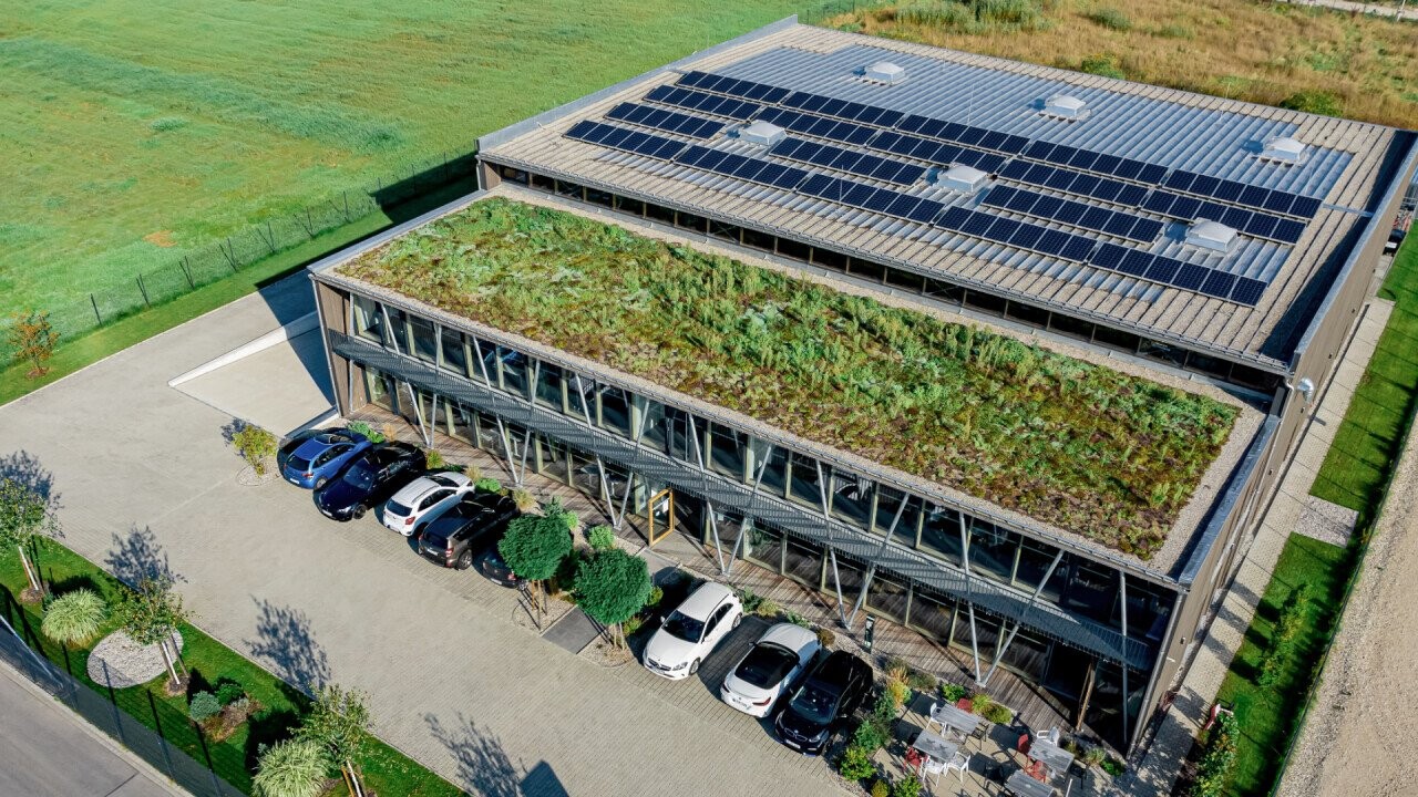 Focus on sustainability. Zambelli's green roof impresses as a designed complete roof with an easy-to-install greenery structure due to its low weight.