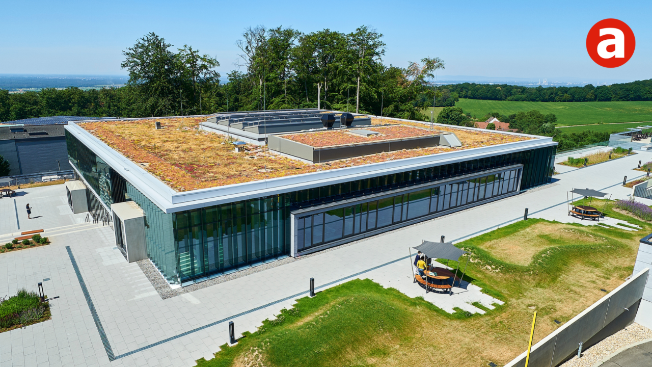 EVALASTIC® is the high-quality EPDM roof waterproofing system for sustainable and climate-friendly construction and impresses with its thermoelasticity, bitumen compatibility, insulating material neutrality and plasticizer-free properties.  Photo: alwitra/Sven-Erik Tornow