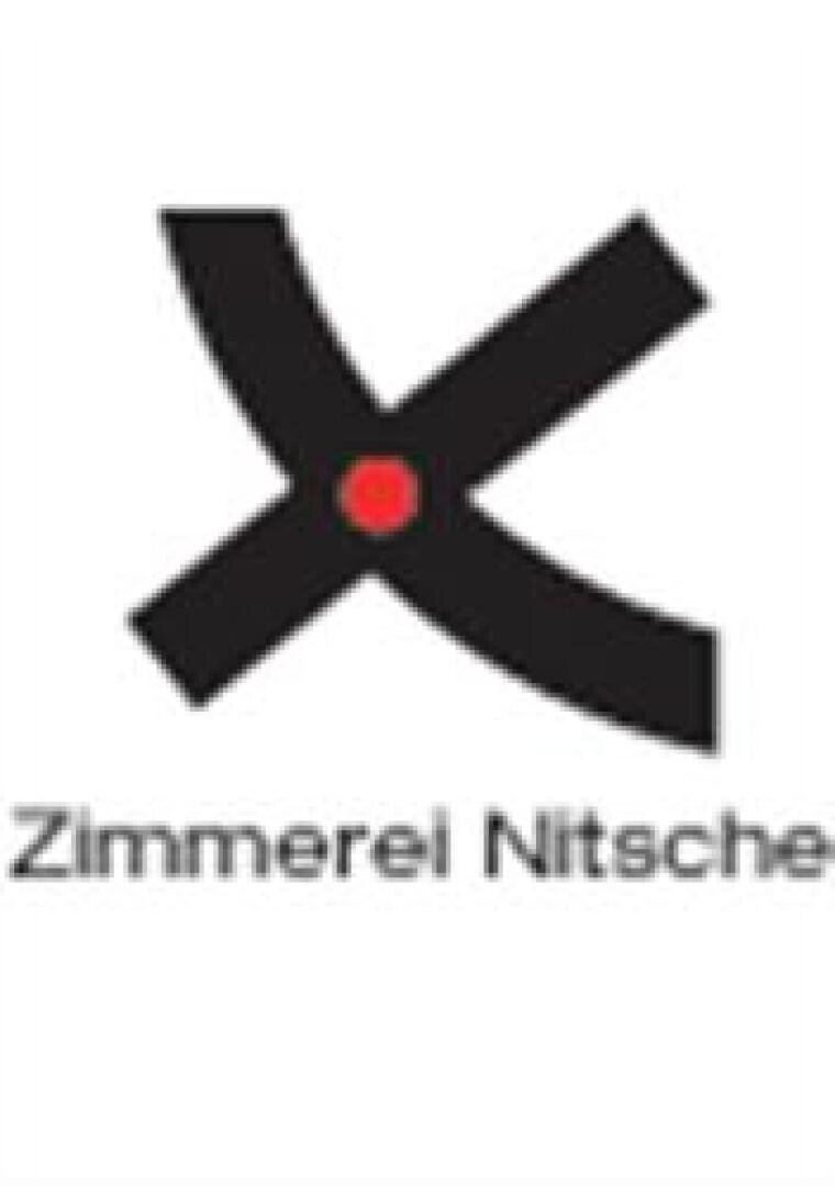 Logo mit zwei sich kreuzenden schwarzen geschwungenen Linien, die eine abstrakte X-Form bilden, einem roten Punkt am Schnittpunkt und dem Text Zimmerei Nitsche darunter in grauen Buchstaben.