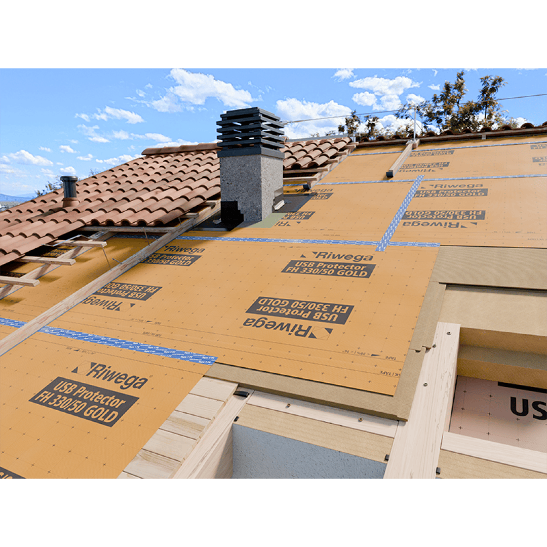 Ein im Bau befindliches Hausdach mit braunen Dachziegeln, die teilweise verlegt und teilweise mit goldfarbenen Schutzfolien mit der Aufschrift "Riwega USB Protector" abgedeckt sind. Unter blauem Himmel ragt ein Schornstein aus der Ziegelfläche.