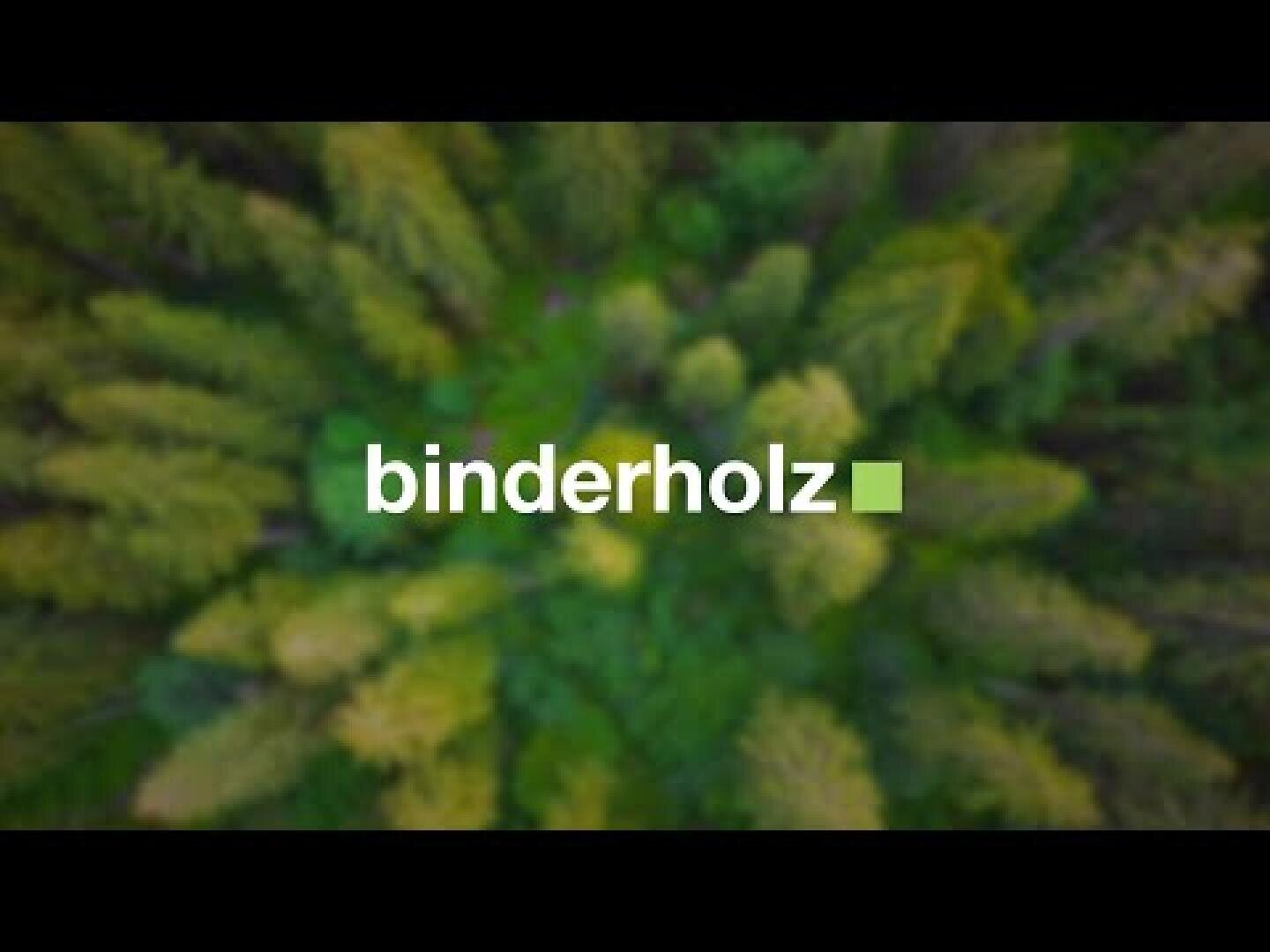 Luftaufnahme eines dichten grünen Waldes mit dem Wort binderholz und einem grünen quadratischen Logo in der Mitte des Bildes.