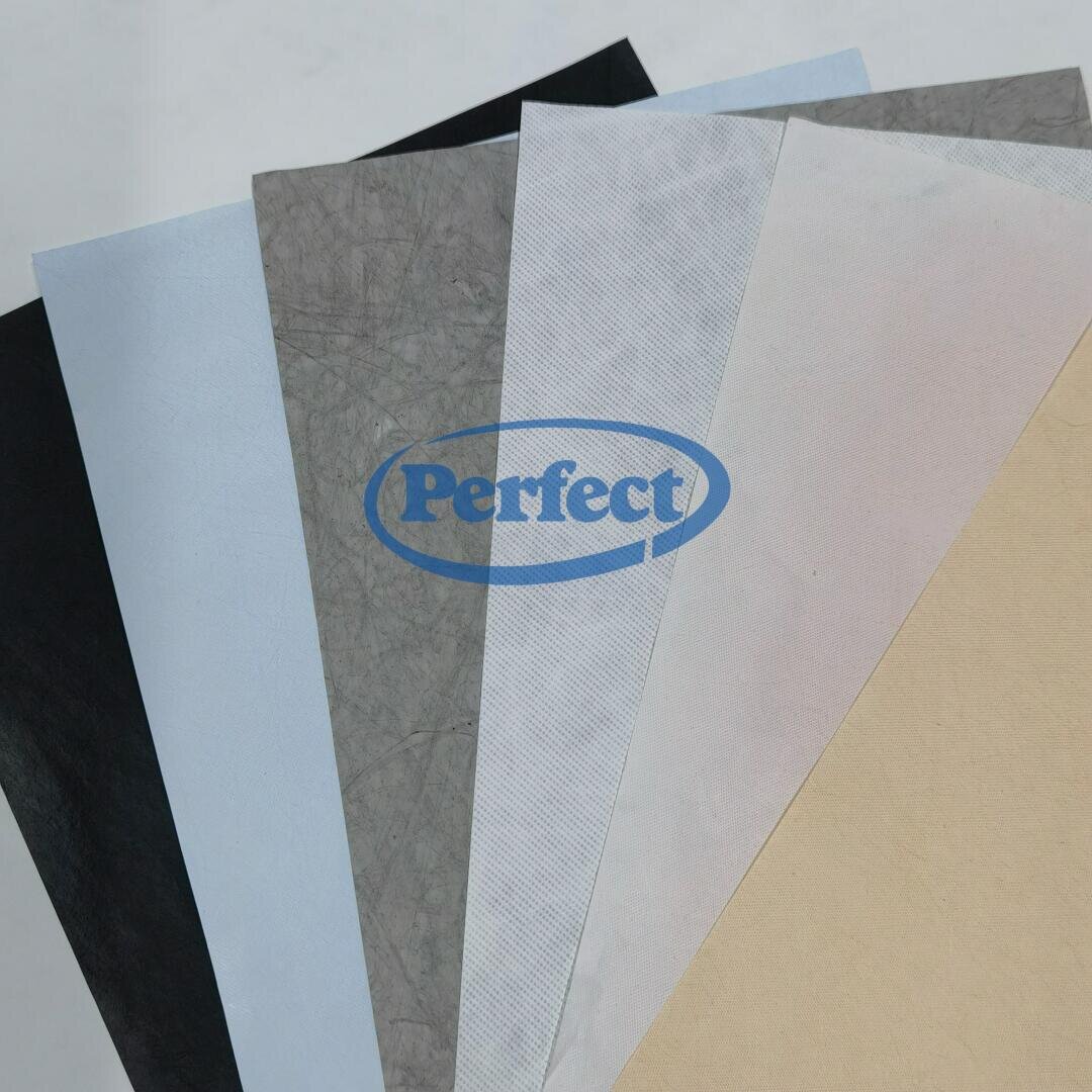 Fünf sich überlappende Blätter aus strukturiertem Papier oder Stoff in den Farben Schwarz, Hellblau, Grau, Weiß und Beige, mit einem blauen Perfect-Logo in der Mitte.