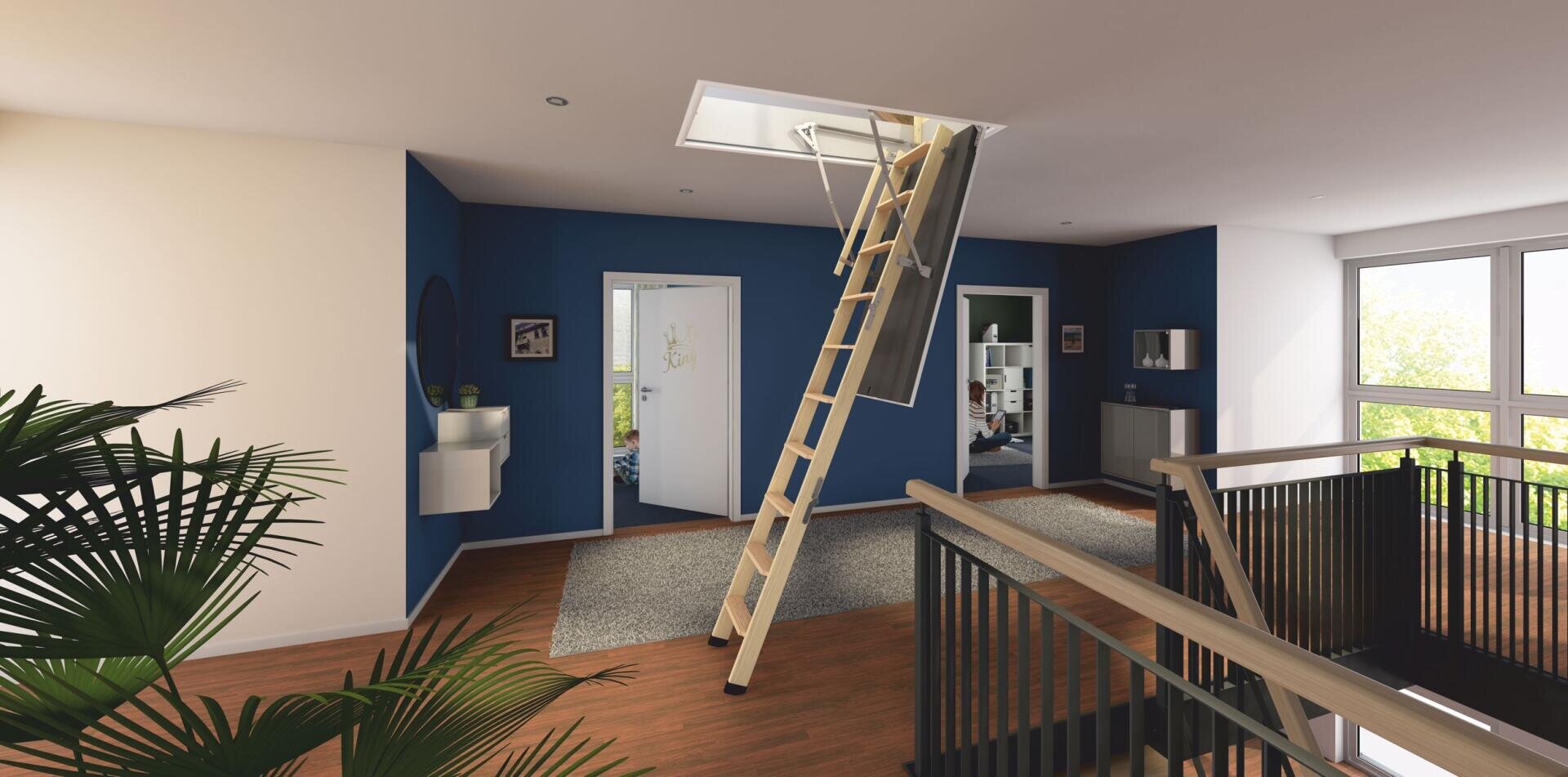Ein moderner Flur mit blauen Akzentwänden und Holzböden verfügt über eine klappbare Dachbodenleiter, die aus einer Deckenluke herausgezogen ist. Durch große Fenster strömt Sonnenlicht, und es gibt Pflanzen, einen Teppich und eine minimalistische Einrichtung.