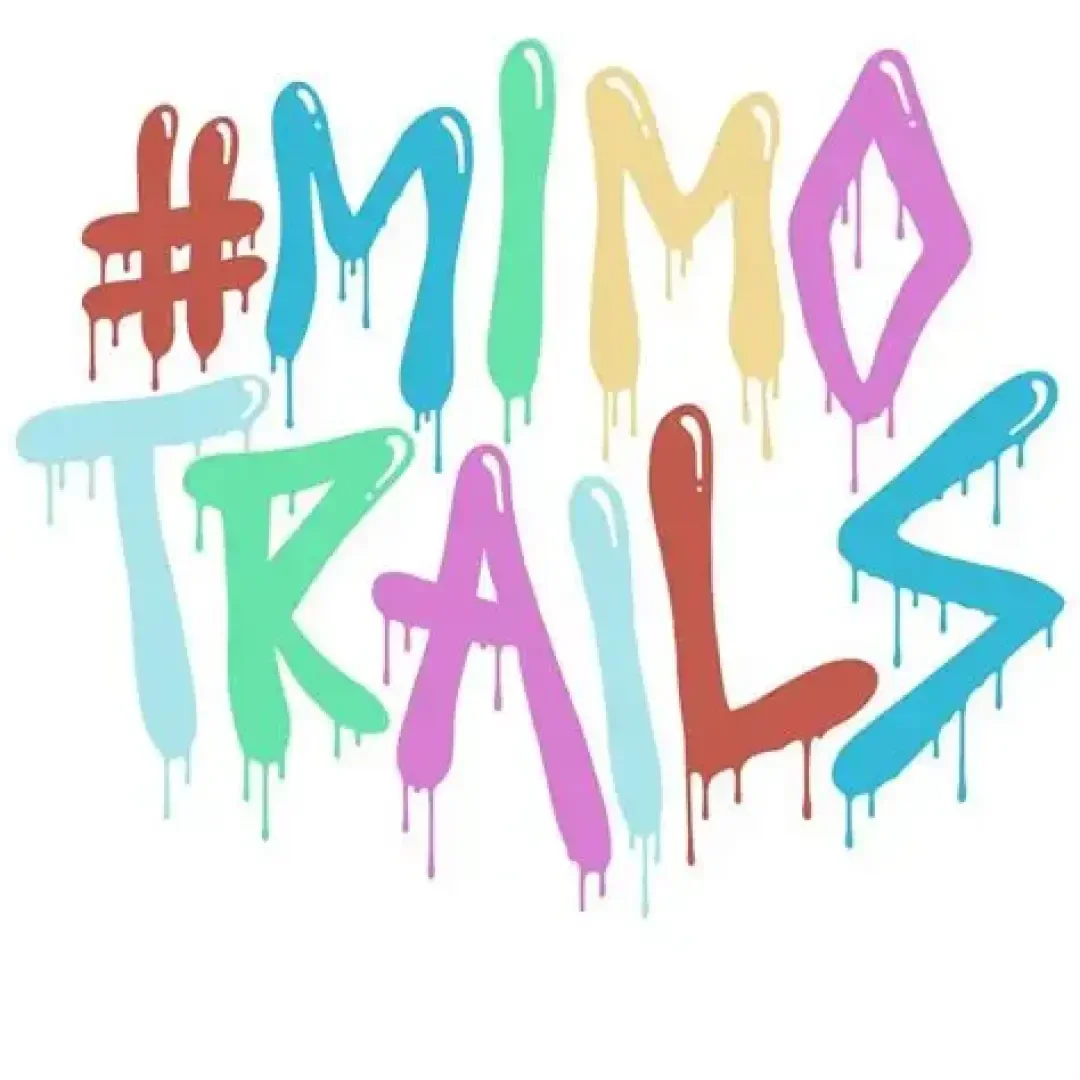 Bunter, tropfender Text im Graffiti-Stil lautet #MIMO TRAILS auf weißem Hintergrund. Jeder Buchstabe ist in einer anderen leuchtenden Farbe gehalten, wodurch ein lebhaftes, verspieltes Erscheinungsbild entsteht.