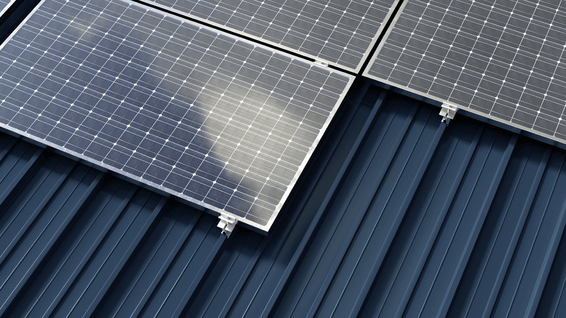 Nahaufnahme von Solarmodulen auf einem dunkelblauen Metalldach, die Sonnenlicht einfangen. Die Module sind in Reihen angeordnet und mit sichtbaren Klammern am Dach befestigt.