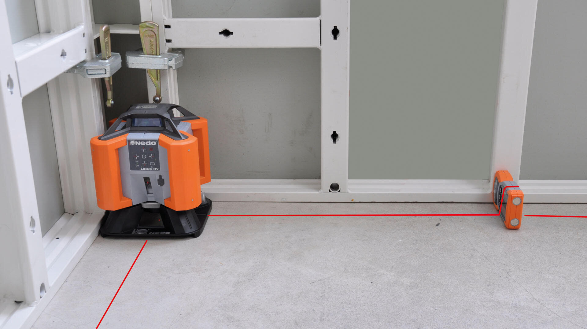 Die Rechtwinkligkeit bestehender Wandflächen oder Schalungen kann einfach kontrolliert werden. Maßabweichungen können direkt mm-genau auf dem digitalen Laserempfänger ACCEPTOR Line abgelesen werden