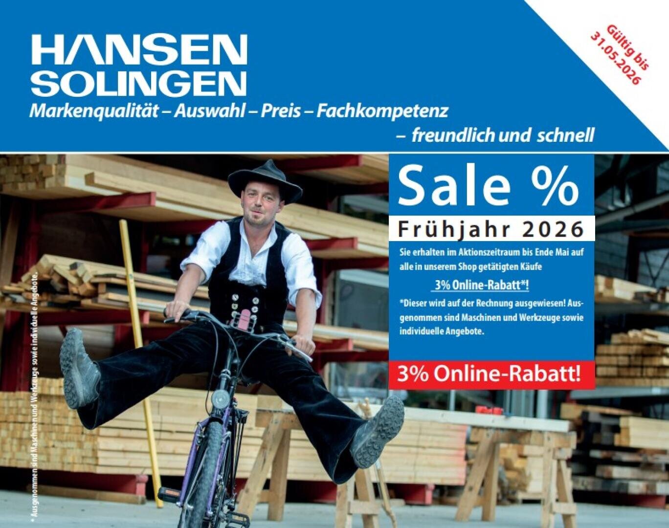 Ein Mann in traditioneller deutscher Arbeitskleidung balanciert auf einem Einrad vor gestapelten Holzbrettern. Ein blaues Banner wirbt für den Frühjahrsverkauf 2026 von Hansen Solingen mit 3 % Online-Rabatt und einem roten Ablaufetikett für den 31. März 2026.