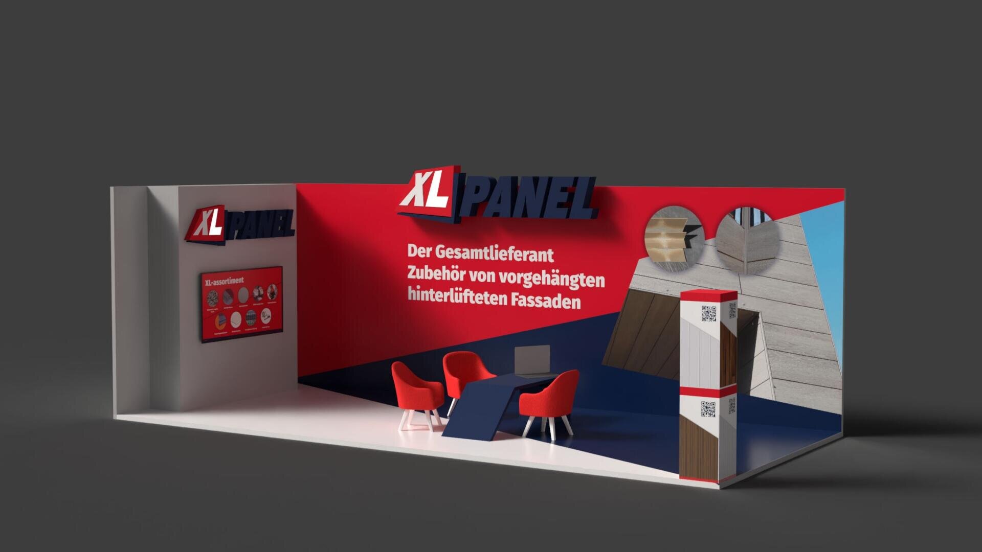 Ein Messestand für XL Panel zeigt rote und dunkelblaue Wände, drei rote Stühle, einen Tisch, einen Bildschirm und Produktbilder. Ein deutscher Text an der Wand wirbt für Zubehör für hinterlüftete Fassaden.