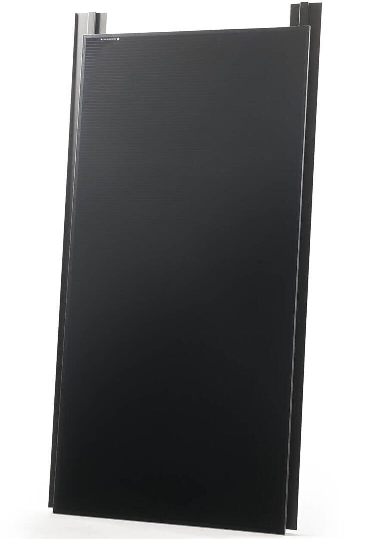 Ein einzelnes schwarzes Solarmodul mit schlankem, modernem Design, das vertikal vor einem weißen Hintergrund mit silbernen Halterungen auf jeder Seite gezeigt wird.