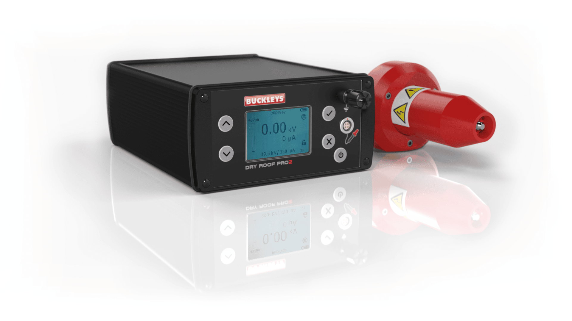 Ein schwarzes elektronisches Gerät mit der Aufschrift BUCKLEYS DRY ROOF PRO 2 und einer digitalen Anzeige, daneben eine rote zylindrische Sonde mit Warnsymbolen, beide auf einer weißen Fläche.
